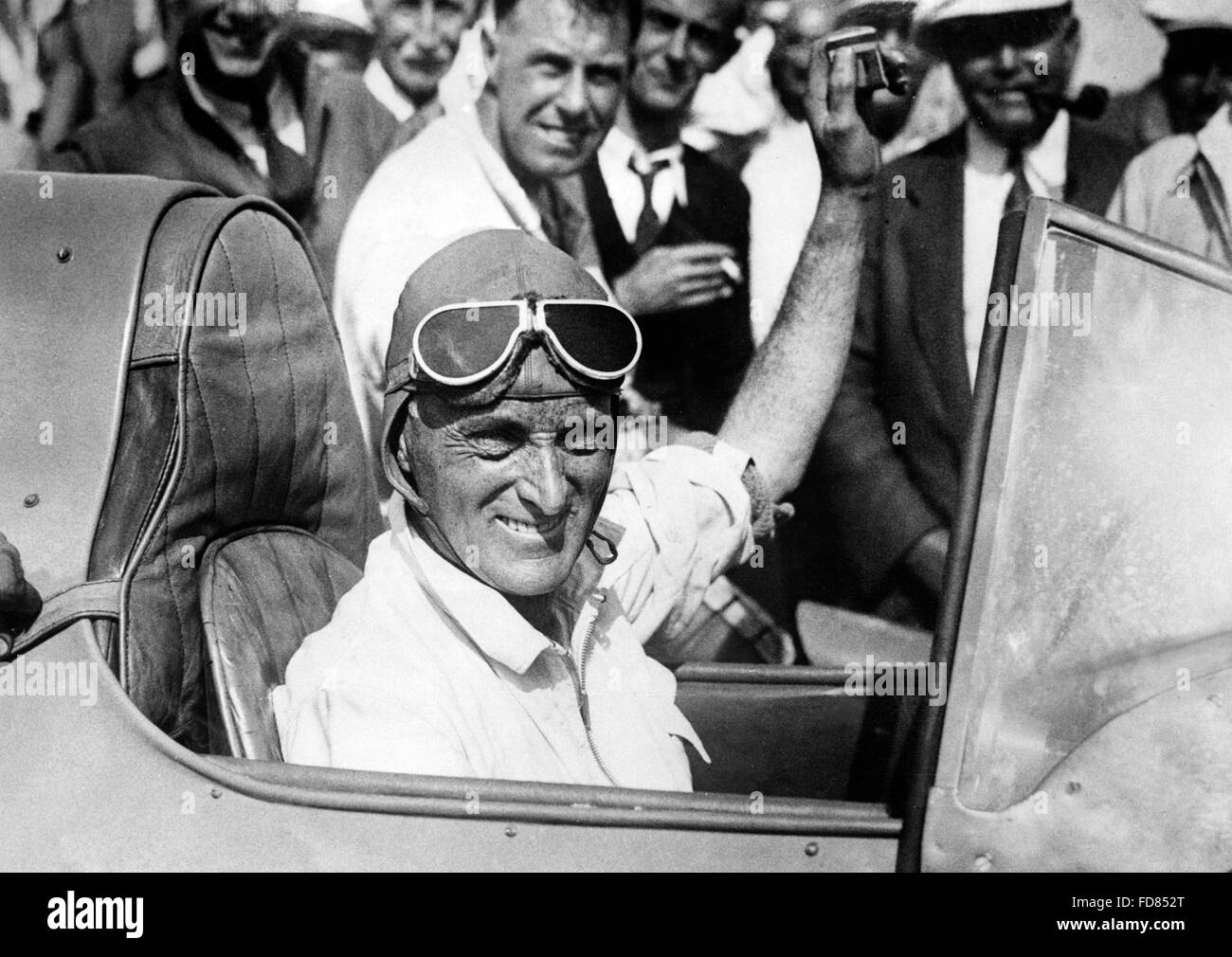 Malcolm Campbell nella sua corsa auto Bluebird, 1933 Foto Stock