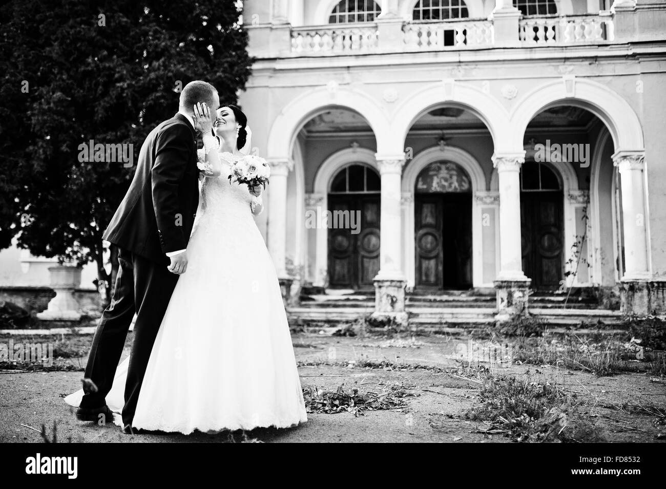 Elegante sposi vicino al old vintage casa rosa con colonne Foto Stock