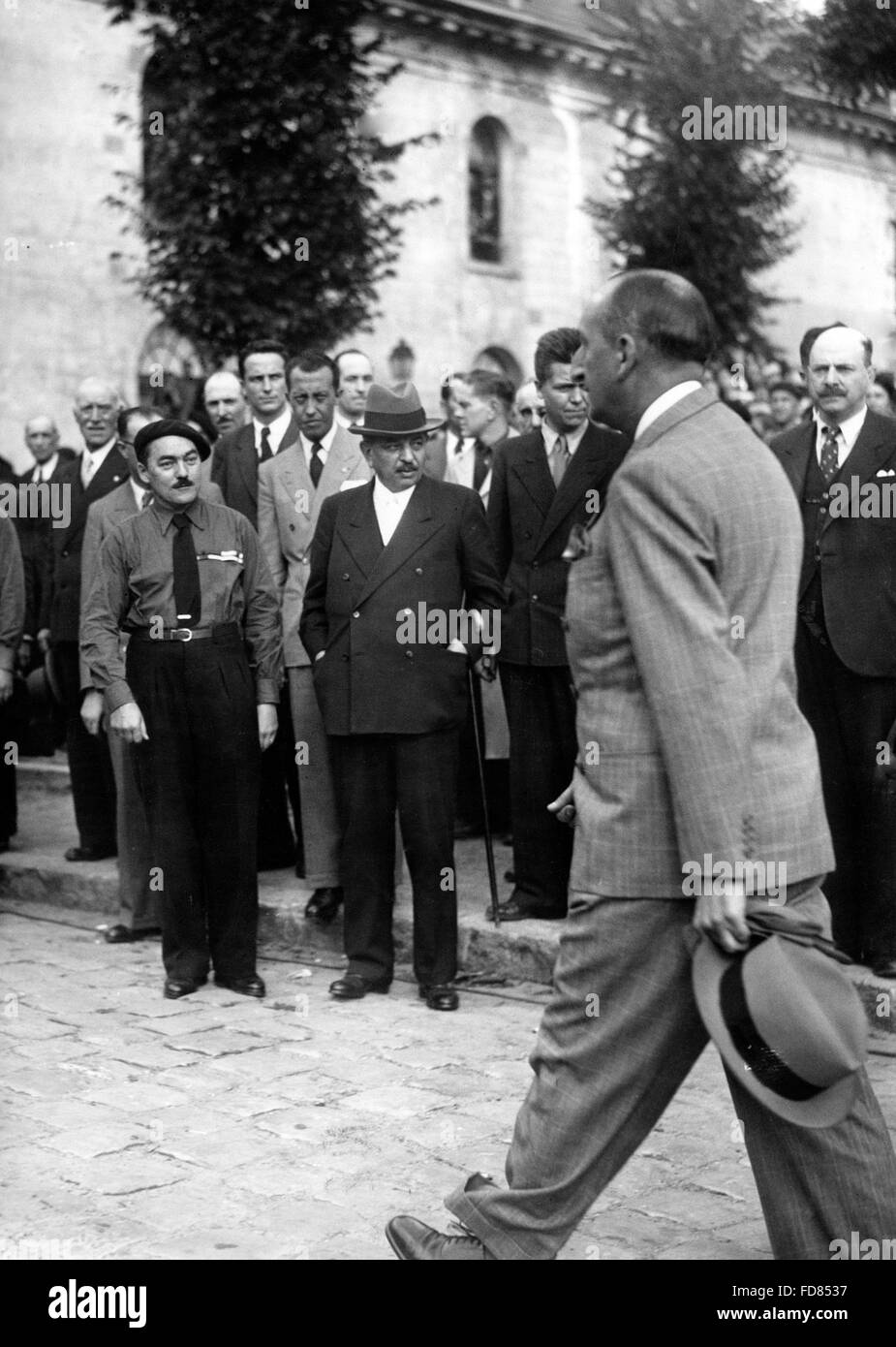 Marcel Deat, Pierre Laval e M. de Brinon in Versailles, 1941 Foto Stock