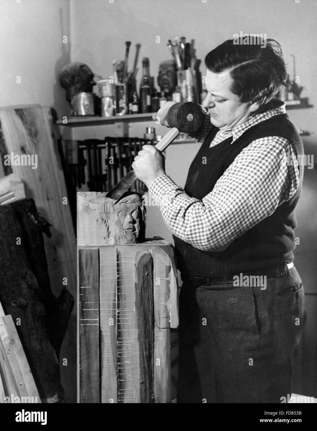 Paolo Dahlke funziona su una scultura in legno del 1941 Foto Stock