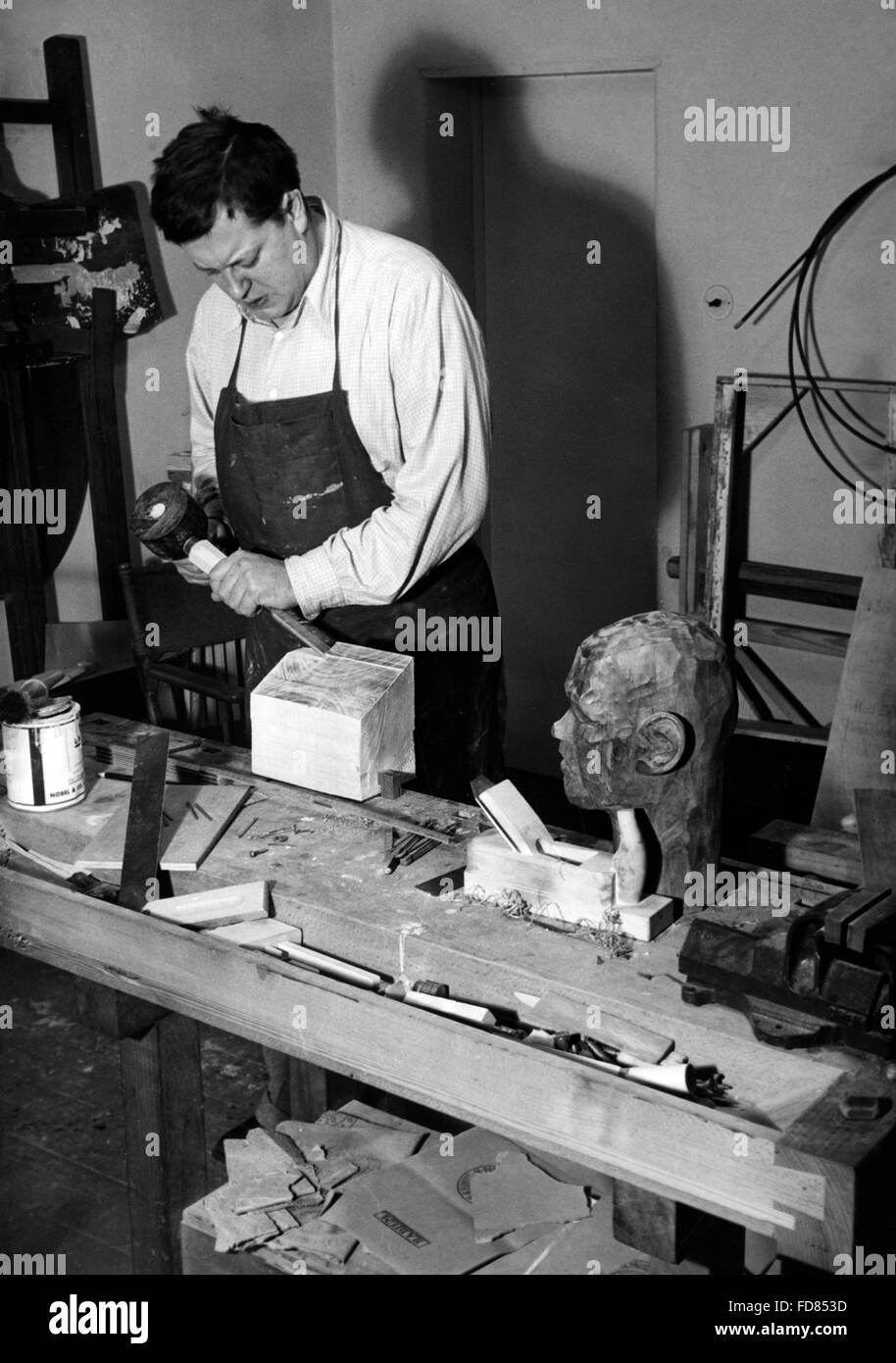 Paolo Dahlke funziona su una scultura in legno, 1939 Foto Stock