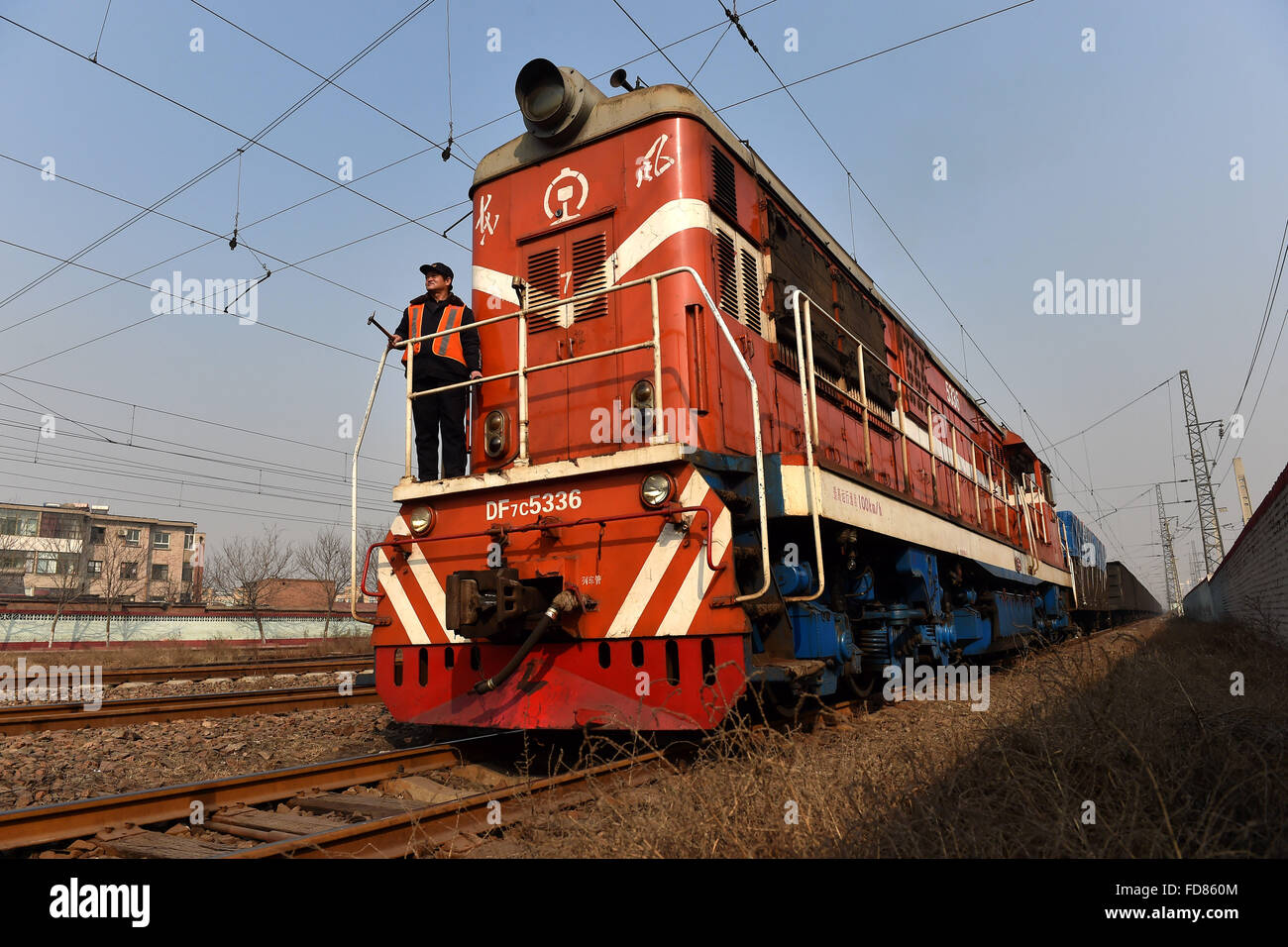 Taiyuan cinese nella provincia di Shanxi. 28 gen, 2016. Driver motore Ku Jianzeng funziona su un treno merci in Taigu stazione ferroviaria in Jinzhong, città del nord della Cina nella provincia dello Shanxi, Gennaio 28, 2016. Ku Jianzeng, 55 anni, funziona come un driver di motore in Taiyuan Railway Bureau. L anno 2016 è speciale per la Ku come questo è l'ultimo anno per lui a servire durante il Festival di Primavera di viaggio rush. © Zhan Yan/Xinhua/Alamy Live News Foto Stock