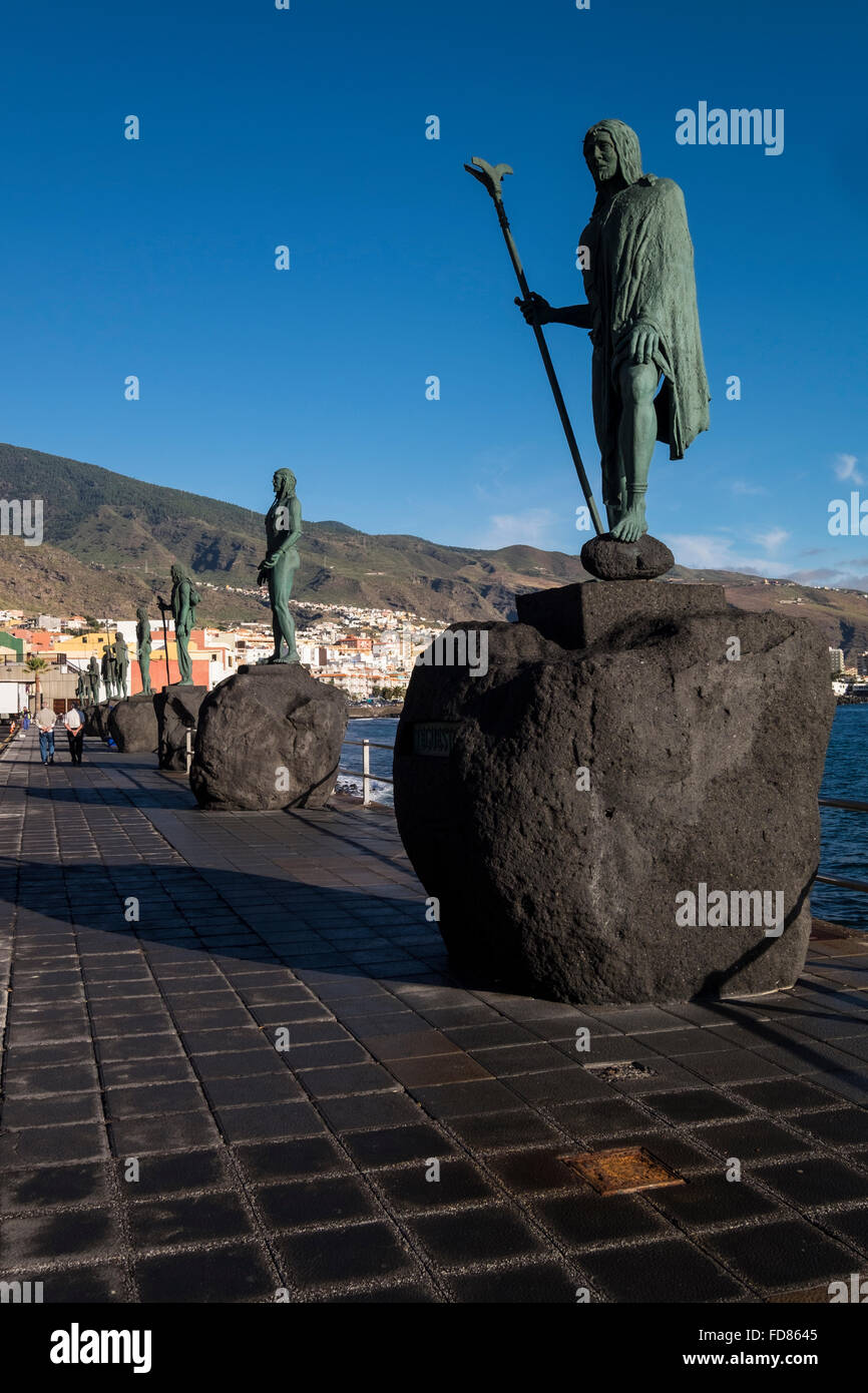 Le statue del Menceys o Guanche Re che governarono Tenerife prima della conquista spagnola nella Plaza a Candelaria, Isole Canarie Foto Stock