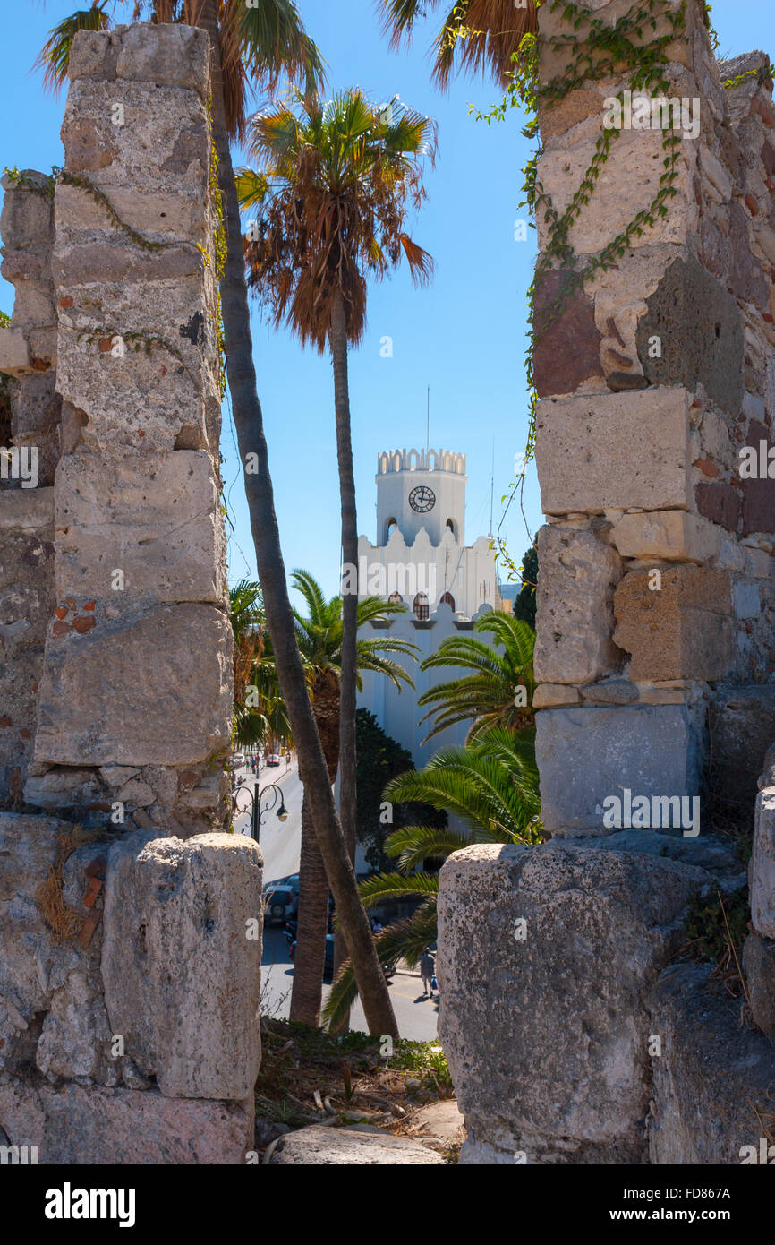 La città di Kos hall attraverso la struttura con palme Foto Stock