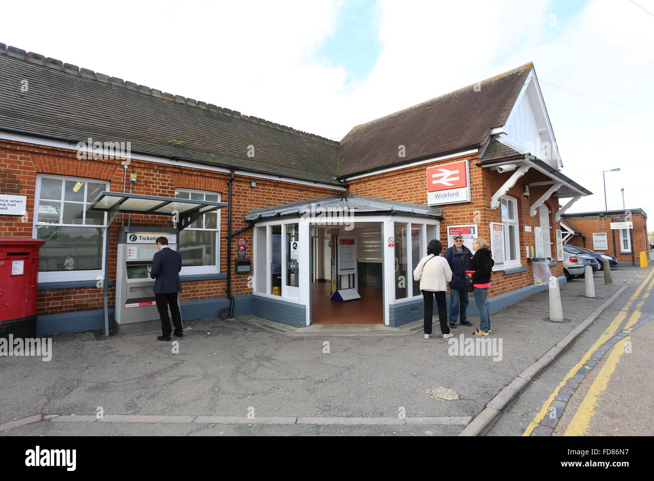 Wickford Stazione ferroviaria Essex Regno Unito il biglietto fuori macchina post ingresso scatola treno AGA Abellio maggiore Anglia treni Foto Stock