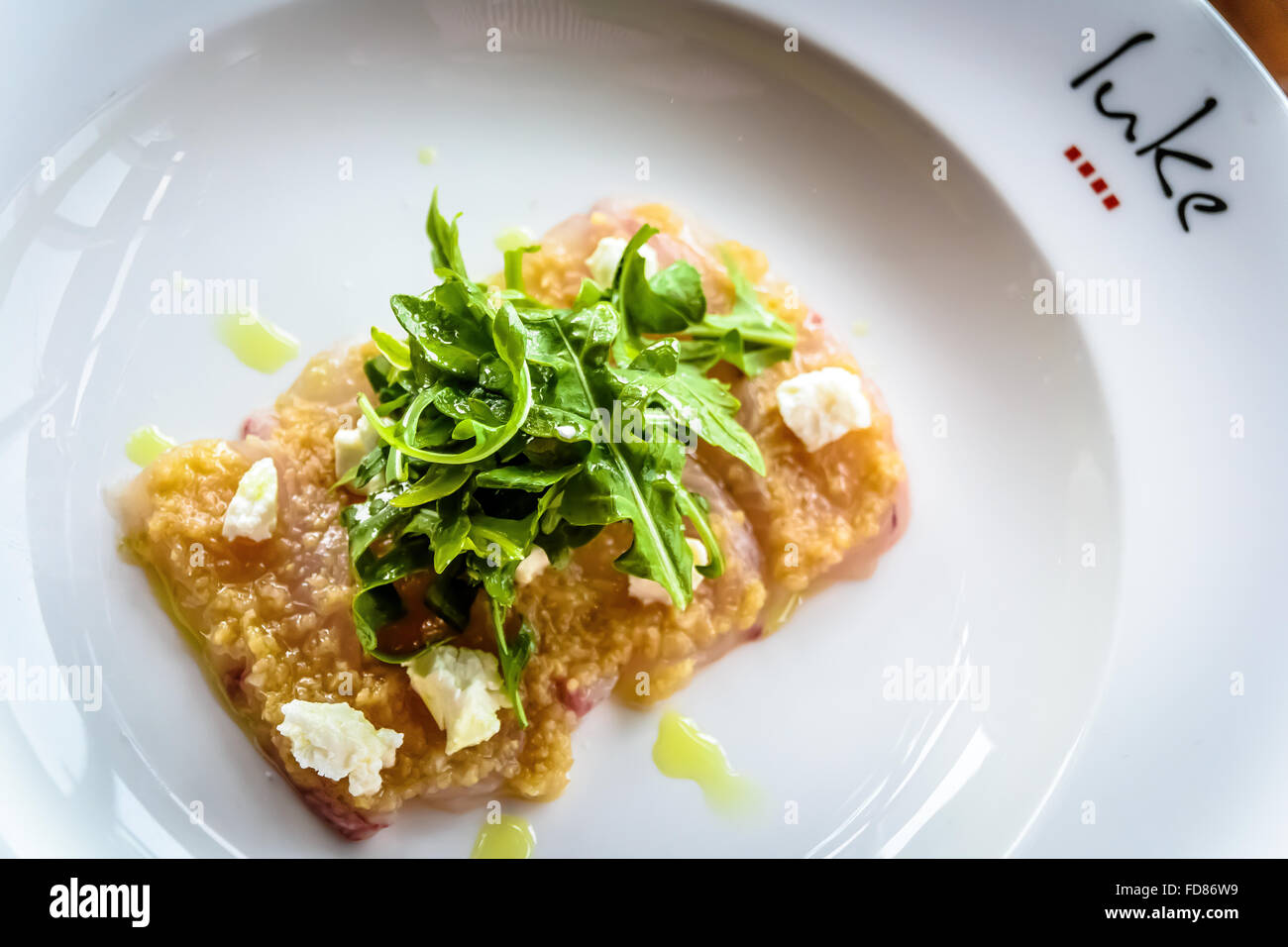 Sashimi di Kingfish, Zenzero, Eshallot di capra e il formaggio Feta Foto Stock