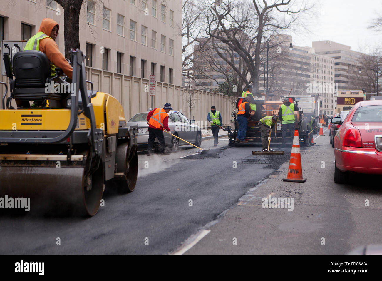 Costruzione comunale lavoratori road resurfacing - USA Foto Stock