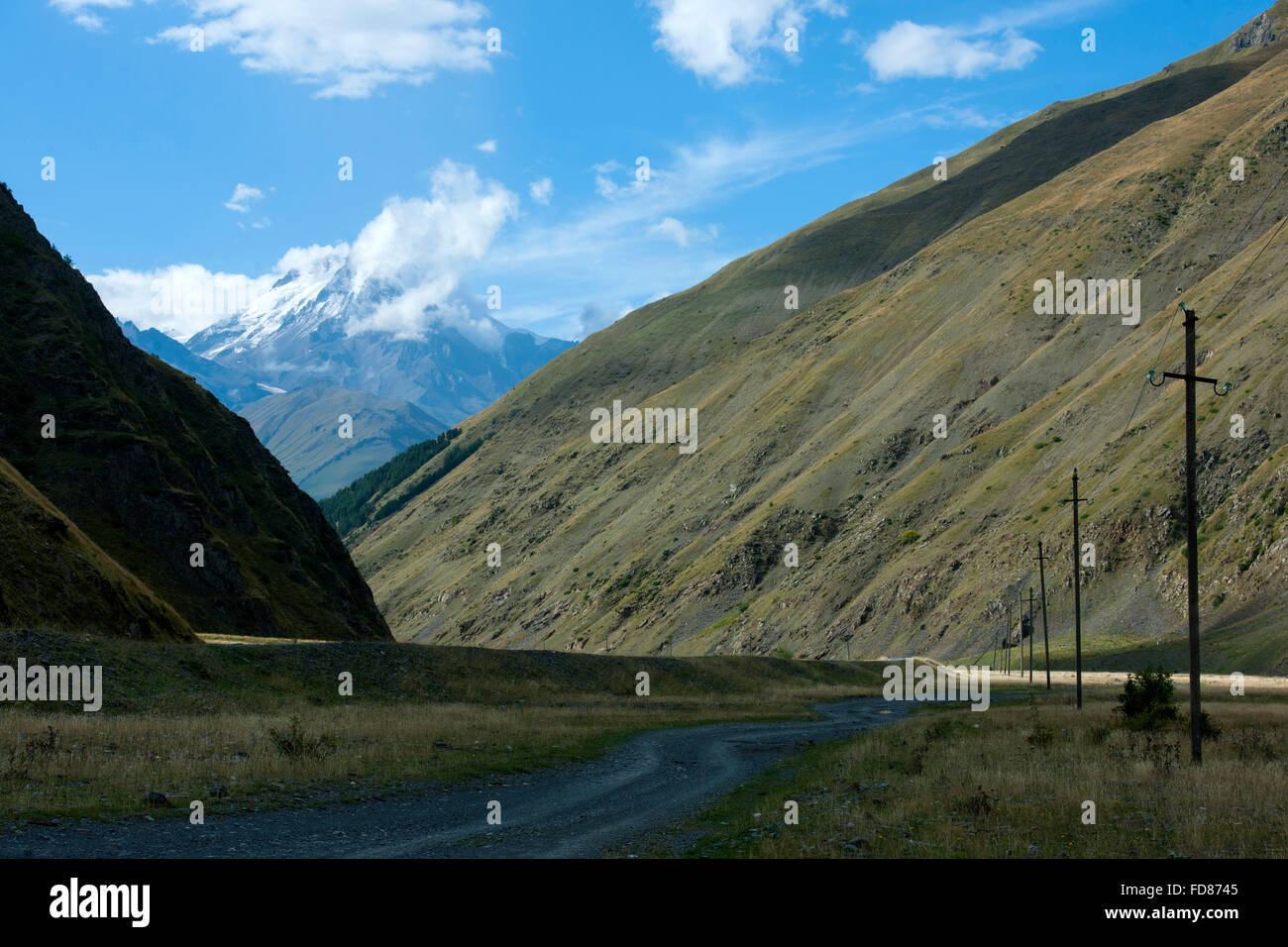 Georgien, Mtskheta-Mtianeti, Blick durch das Sno-Tal südlich von Stepansminda zum Kazbeg Foto Stock