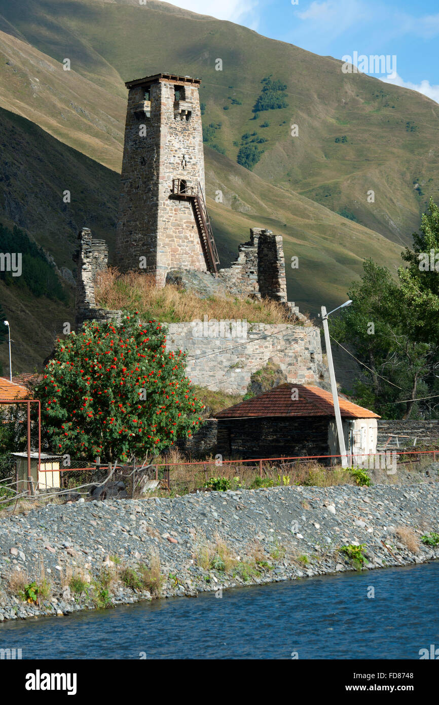 Georgien, Mtskheta-Mtianeti, Ortschaft Sno im gleichnamigen Tal südlich von Stepansminda, Wehrturm aus dem 16. Jahrhundert. Foto Stock