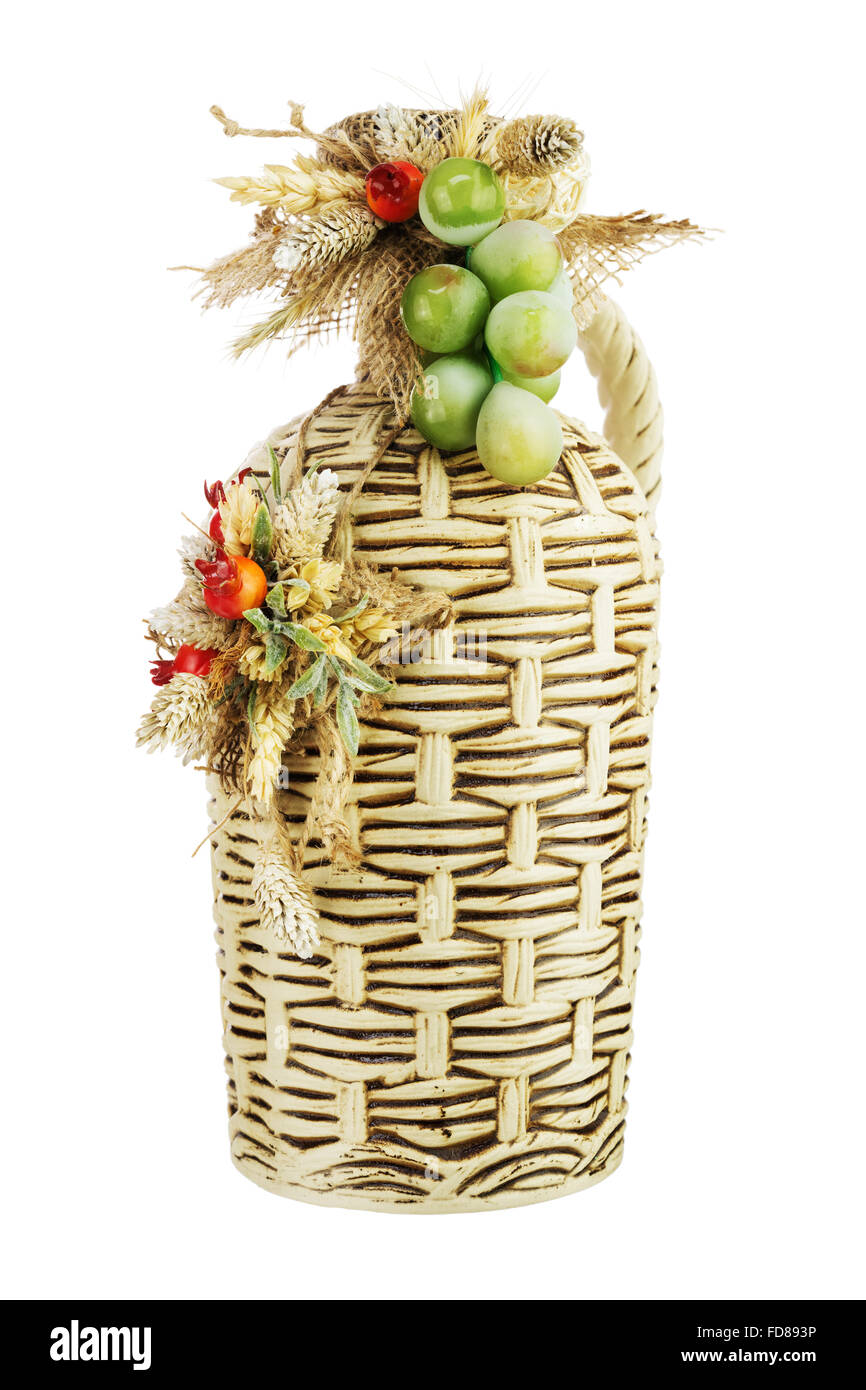 Vecchia bottiglia di vino decorato con una composizione di spighe di grano, uva e foglie isolati su sfondo bianco. Foto Stock