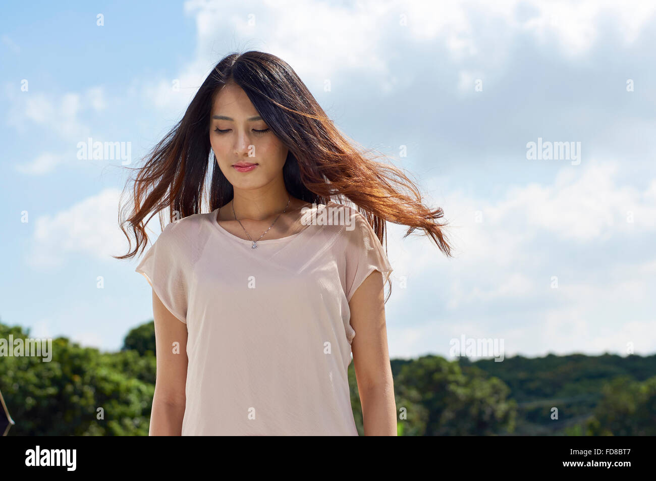 Il cinese giovane bellezza in piedi nel vento Foto Stock