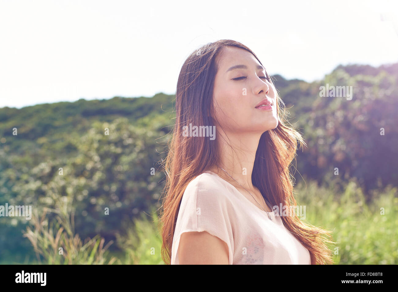 Giovane donna cinese godere il suo tempo nella natura Foto Stock