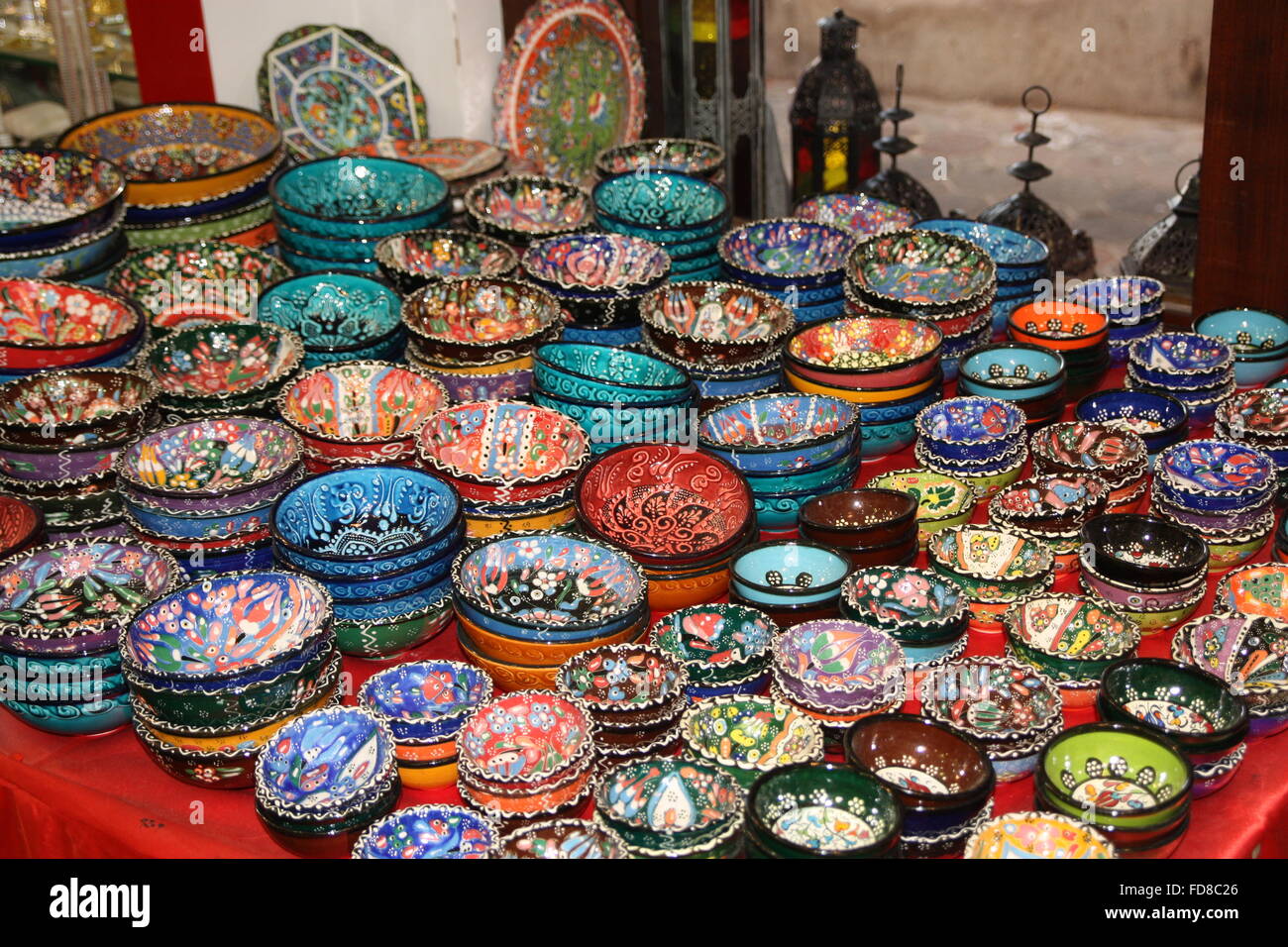 Varie La porcellana cinese ciotole per la vendita al mercato di strada Foto  stock - Alamy