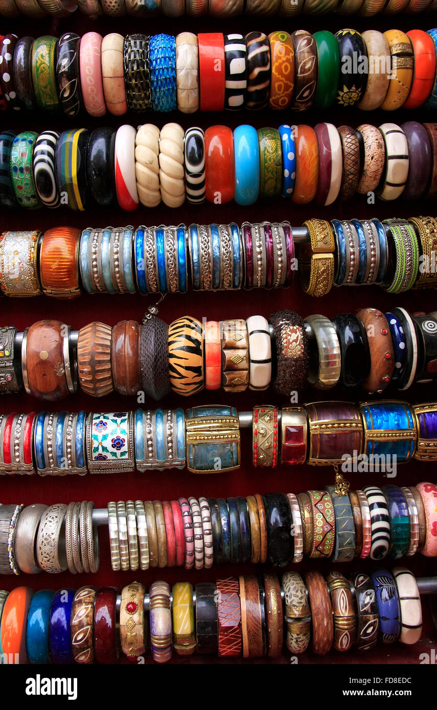Visualizzazione dei braccialetti colorati in un negozio di souvenir in Jaisalmer fort, Rajasthan, India Foto Stock