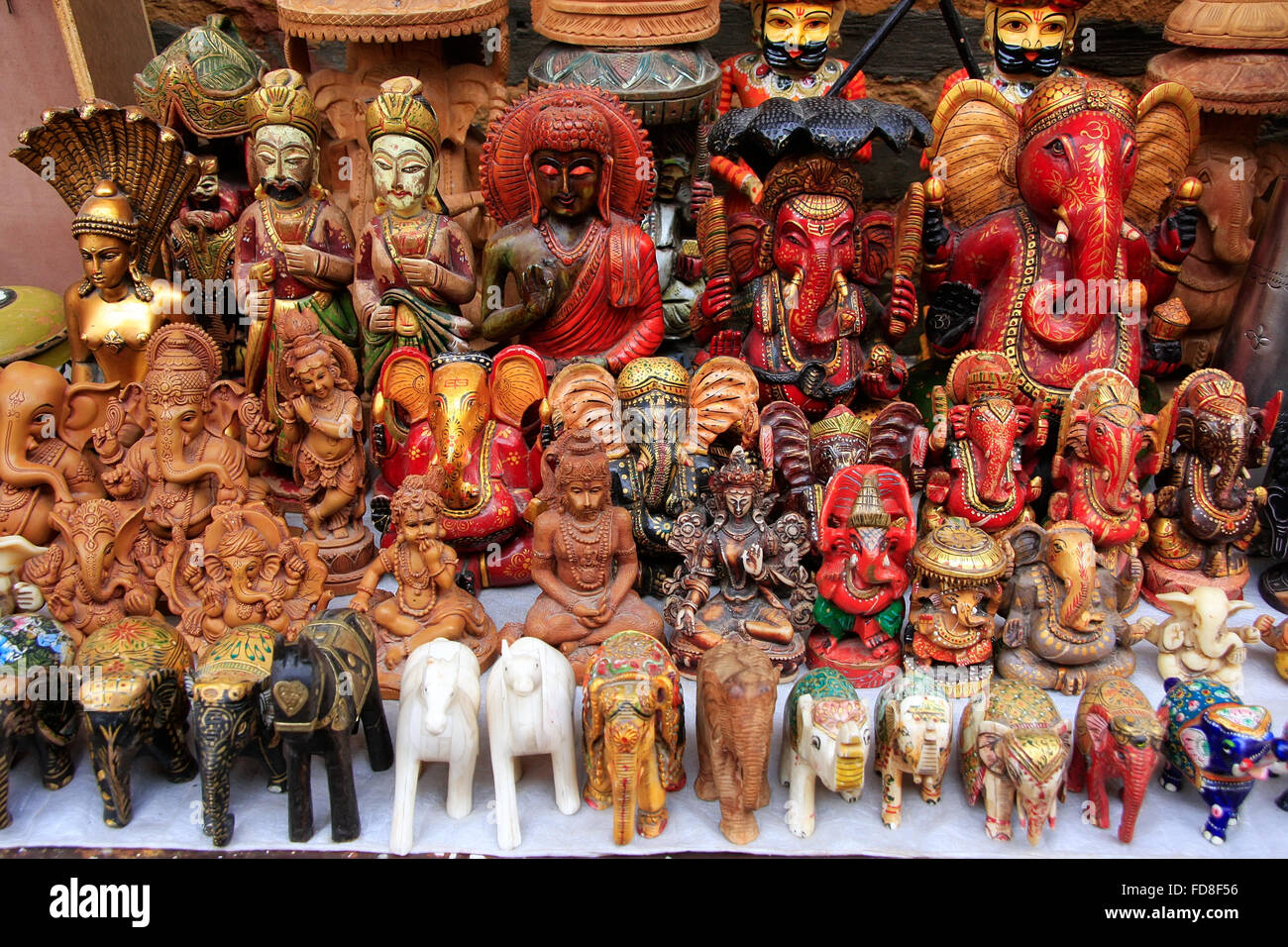 Visualizzazione delle statue colorate presso un negozio di souvenir in Jaisalmer fort, Rajasthan, India Foto Stock