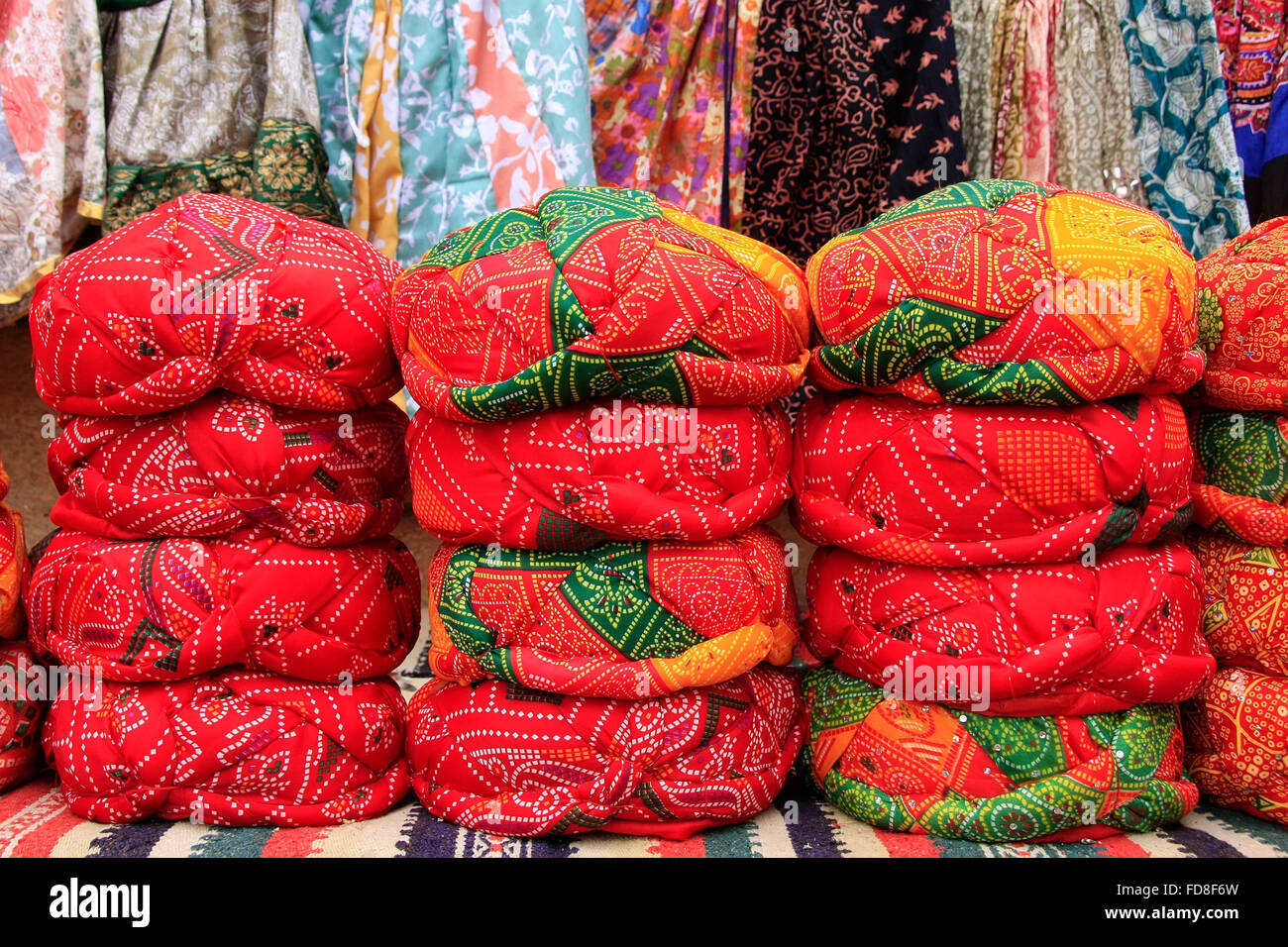 Il display di coloratissimi turbanti presso un negozio di souvenir in Jaisalmer fort, Rajasthan, India Foto Stock