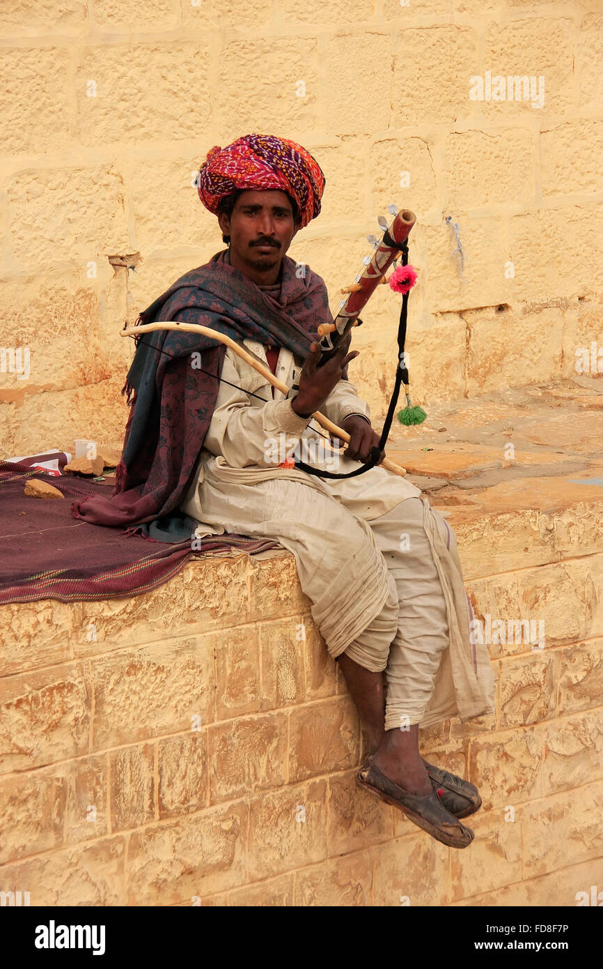 Uomo indiano giocando ravanahatha a Jaisalmer fort, Rajasthan, India Foto Stock