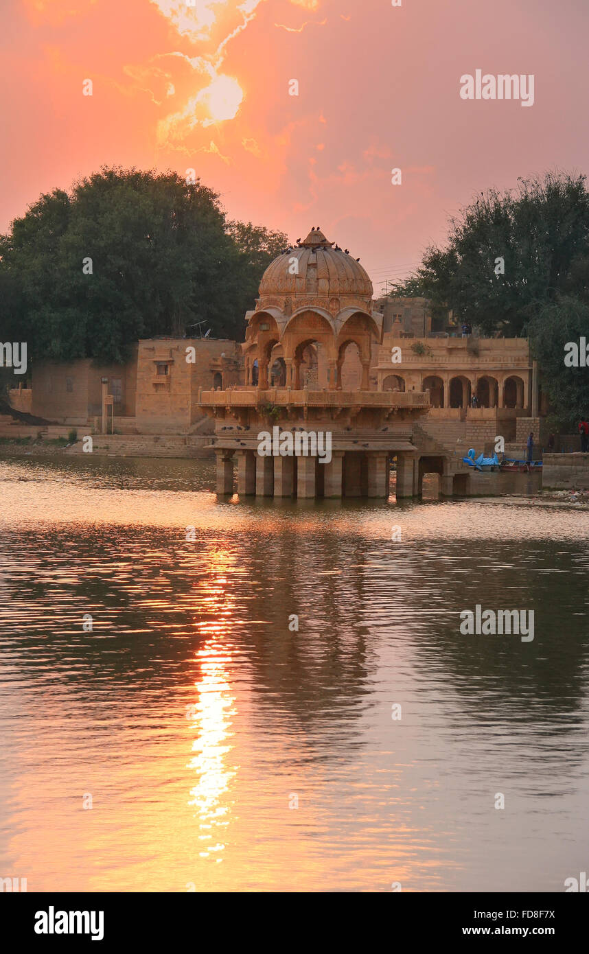 Gadi Sagar tempio sul lago Gadisar al tramonto, Jaisalmer, Rajasthan, India Foto Stock