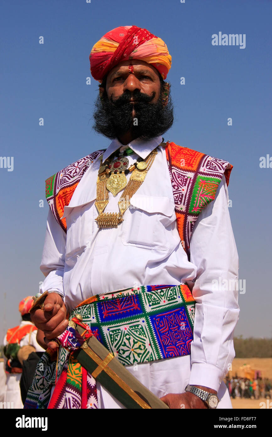 Indian uomo in abito tradizionale prendendo parte al signor deserto concorrenza, Jaisalmer, Rajasthan, India Foto Stock