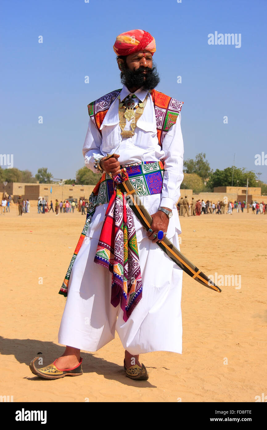 Indian uomo in abito tradizionale prendendo parte al signor deserto concorrenza, Jaisalmer, Rajasthan, India Foto Stock