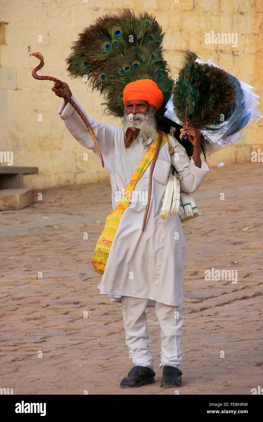 Indian uomo vendita di penne di pavone in Jaisalmer fort, Rajasthan, India Foto Stock