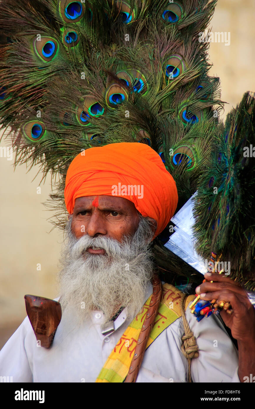 Ritratto di uomo indiano la vendita di penne di pavone in Jaisalmer fort, Rajasthan, India Foto Stock