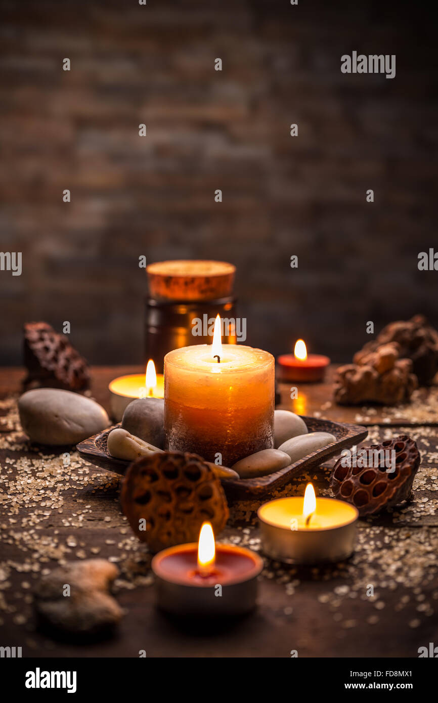 Spa e il concetto di benessere con le pietre e le candele Foto Stock