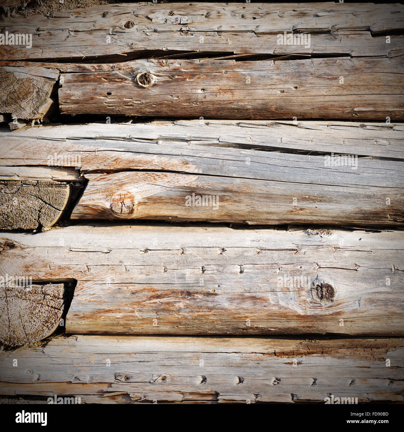 La parete da weathered vecchi log con crepe. Grunge background. Foto Stock