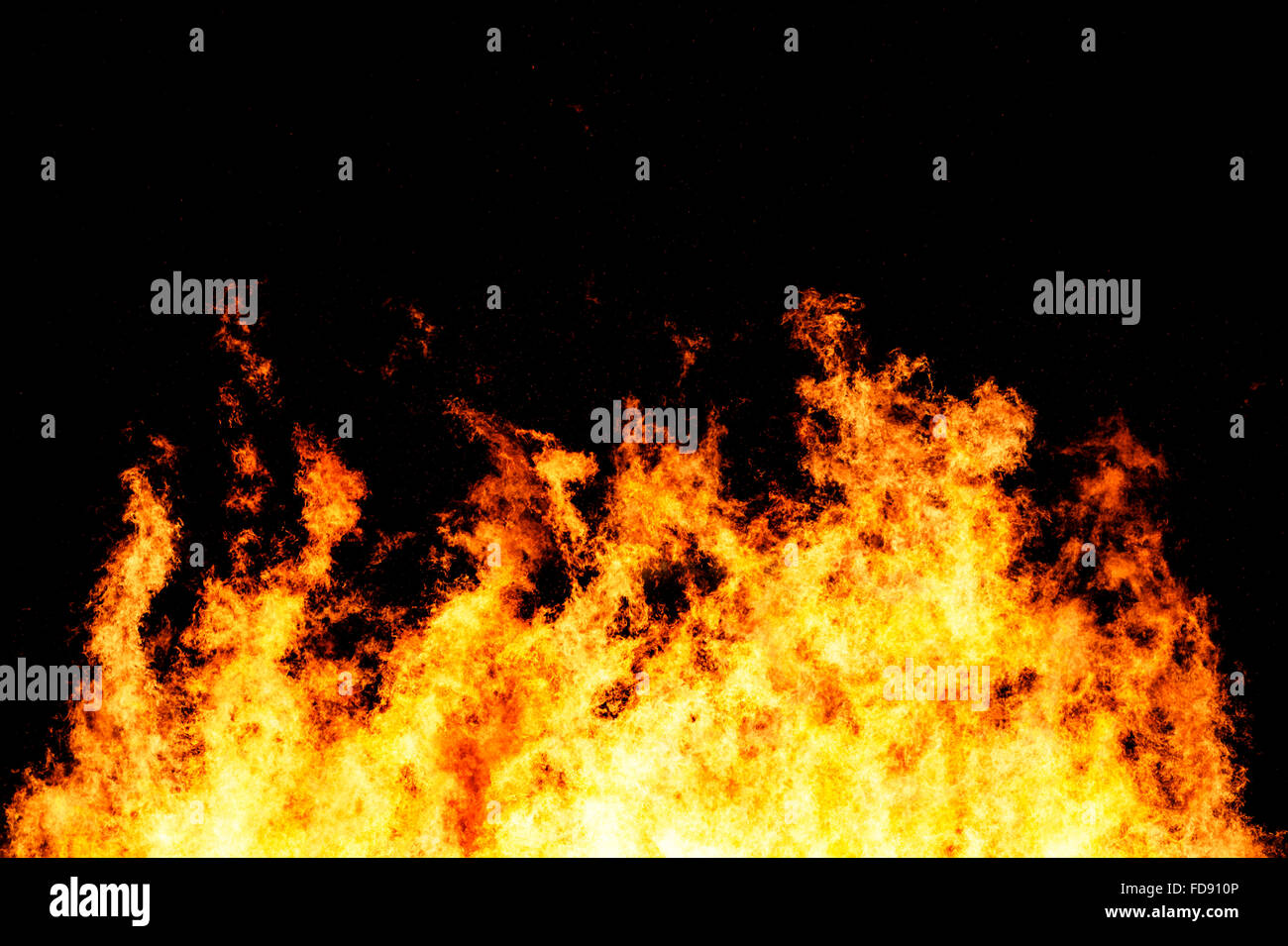 Furioso incendio sparato a una velocità elevata dello shutter per congelare il movimento delle fiamme Foto Stock