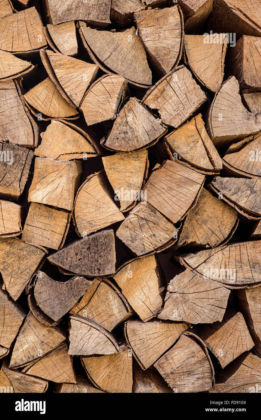 Pila di ordinatamente disposte di legna da ardere pronto per l'inverno Foto Stock