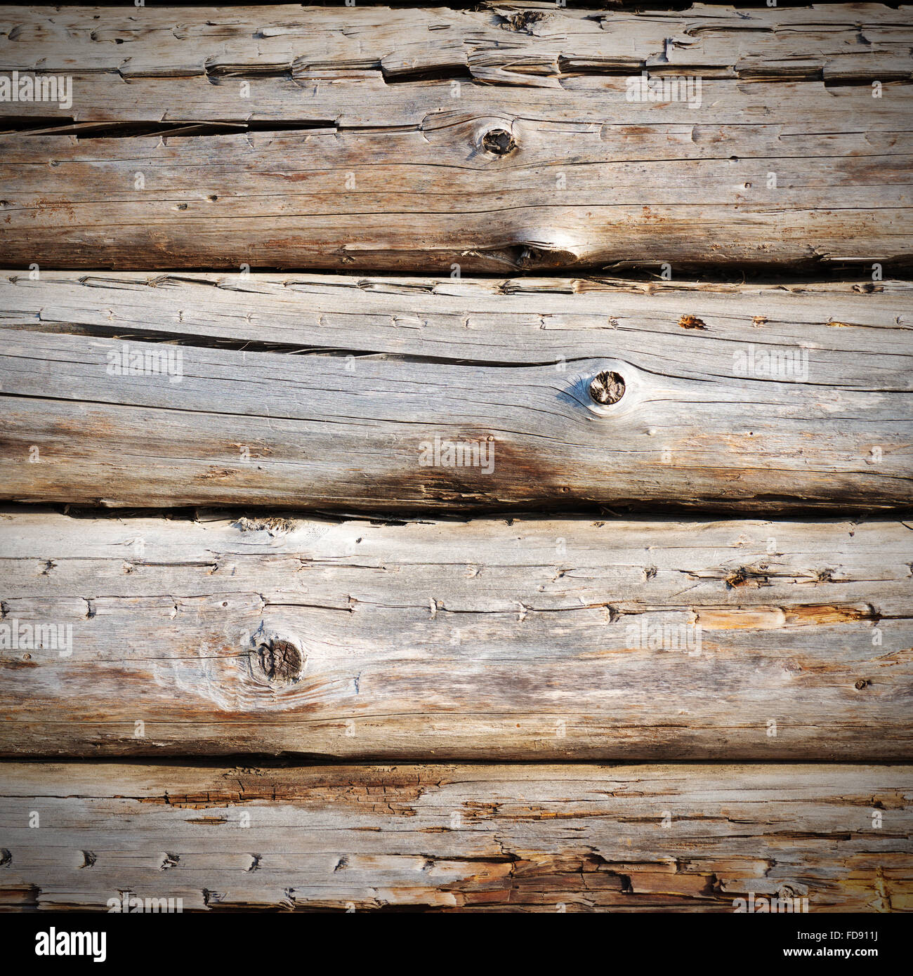 La parete da weathered vecchi log con crepe. Grunge background. Foto Stock