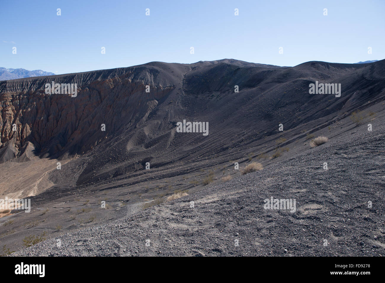 Ubehebe cratere vulcanico Death Valley California. noto con il Shoshone indiani come "tem-pin-tta- Wo'sah', o il Coyote il paniere Foto Stock