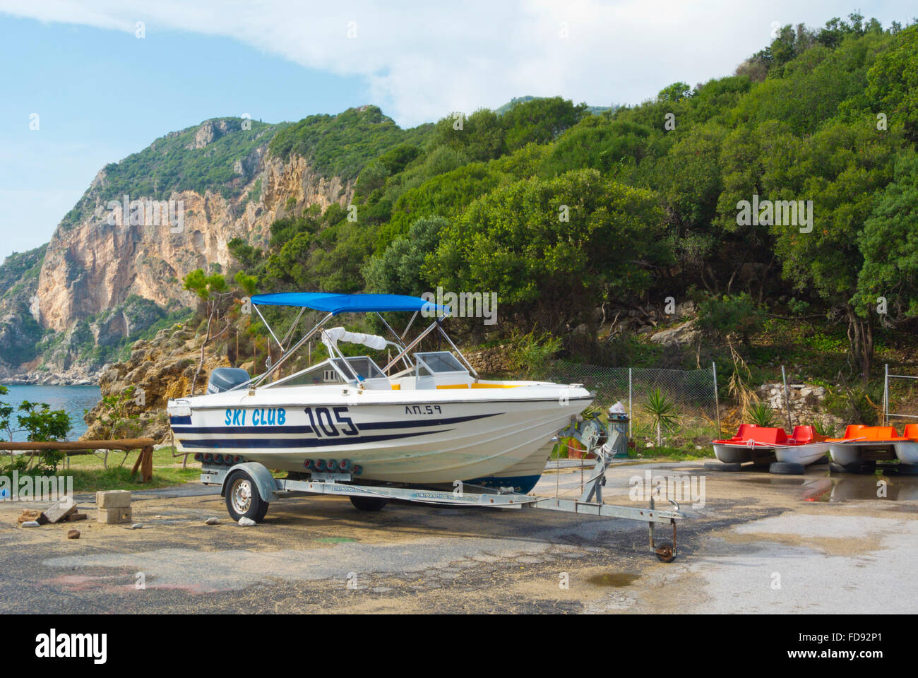 Sci Club barca per sci nautico, Agios Petros spiaggia, Palaiokastritsa, Paleokastritsa, western Corfu, isole Ionie, Grecia Foto Stock
