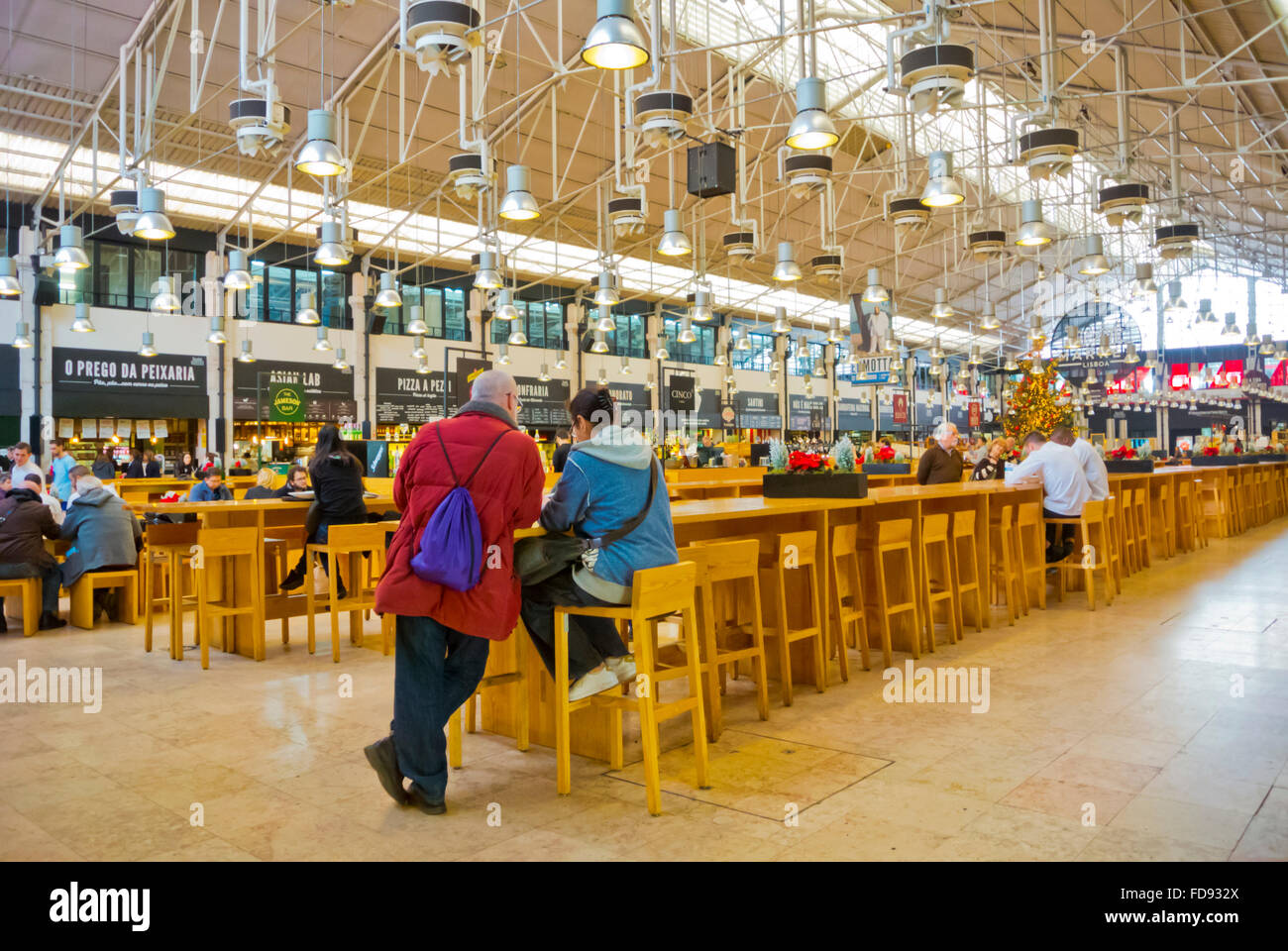 Food court, Mercado da Ribeira, mercato di TimeOut, Cais do Sodre, Lisbona, Portogallo Foto Stock