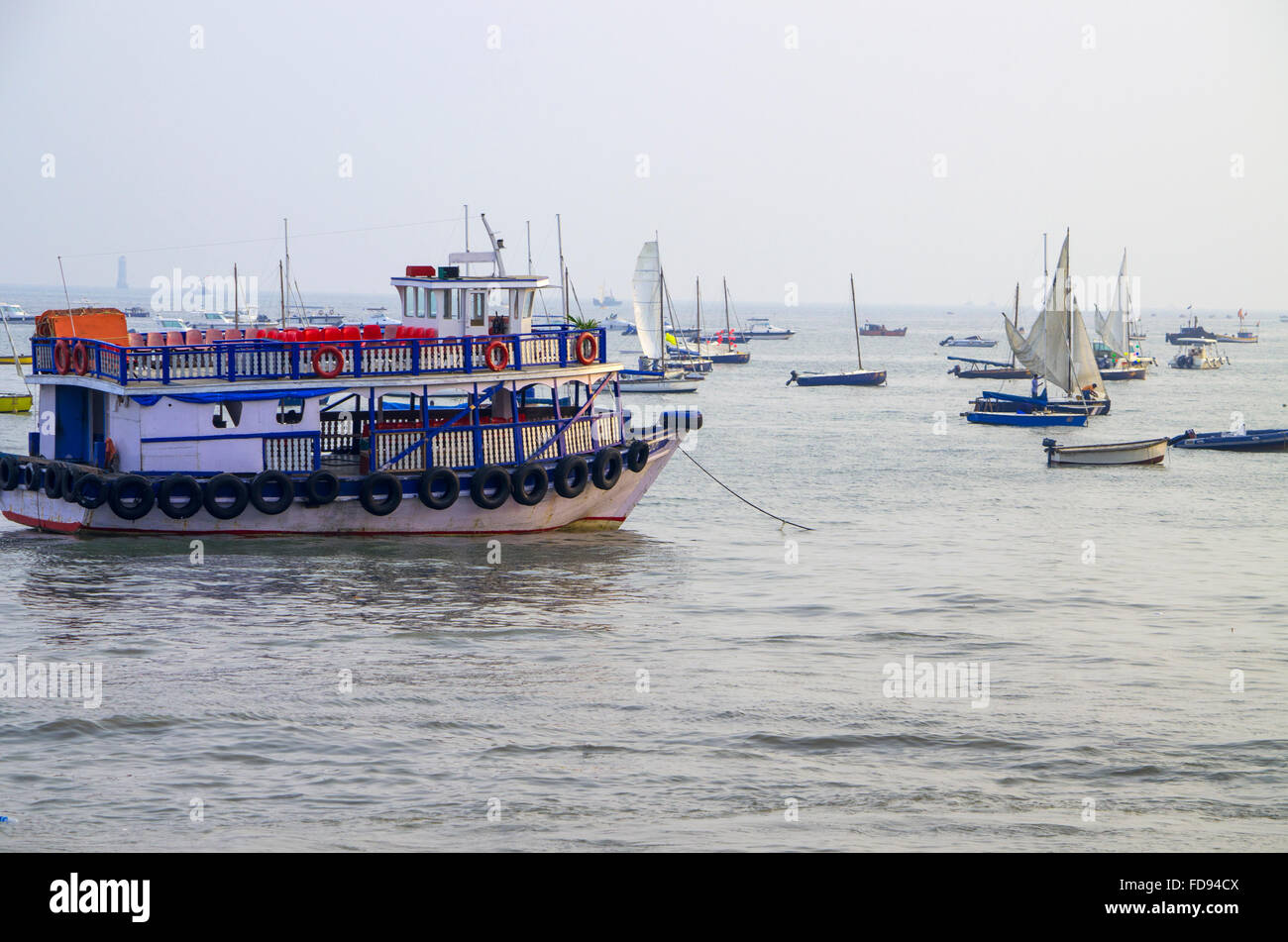 Barche della barca e yacht per una gita in mare,un bellissimo paesaggio marino, di una imbarcazione a vela, barche a galleggiare, intrattenimento Foto Stock