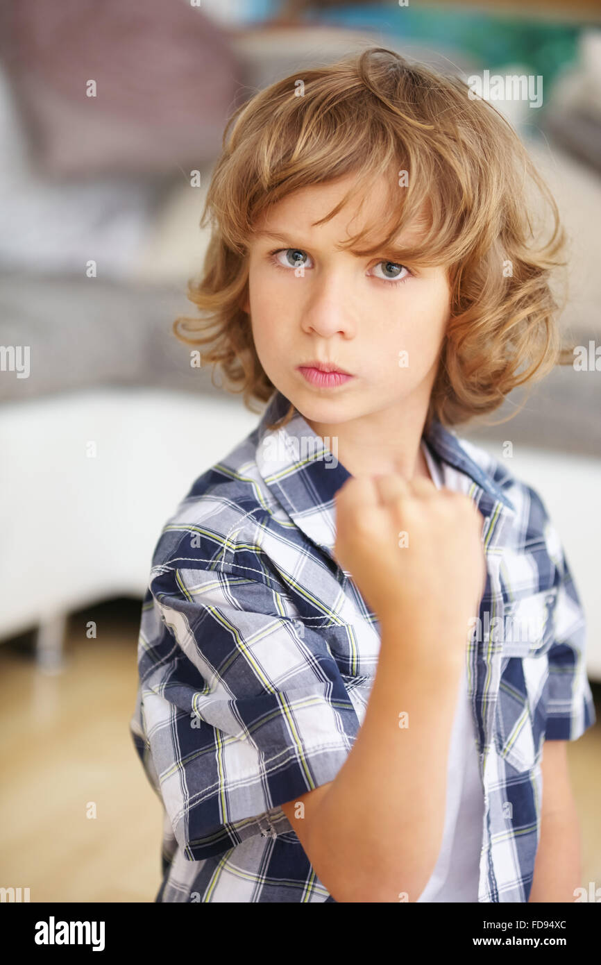 Ragazzo aggressivo è arrabbiato e stringendo il pugno a casa Foto Stock