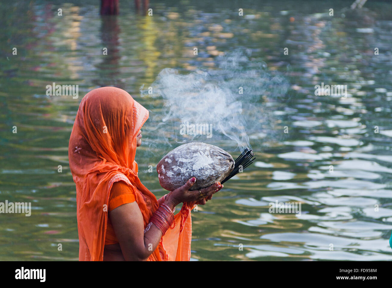 1 Donna adulta Chhath Pooja Festival River culto permanente Foto Stock