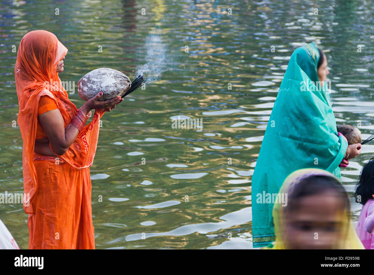 3 Adult Womans Chhath Pooja Festival River culto permanente Foto Stock