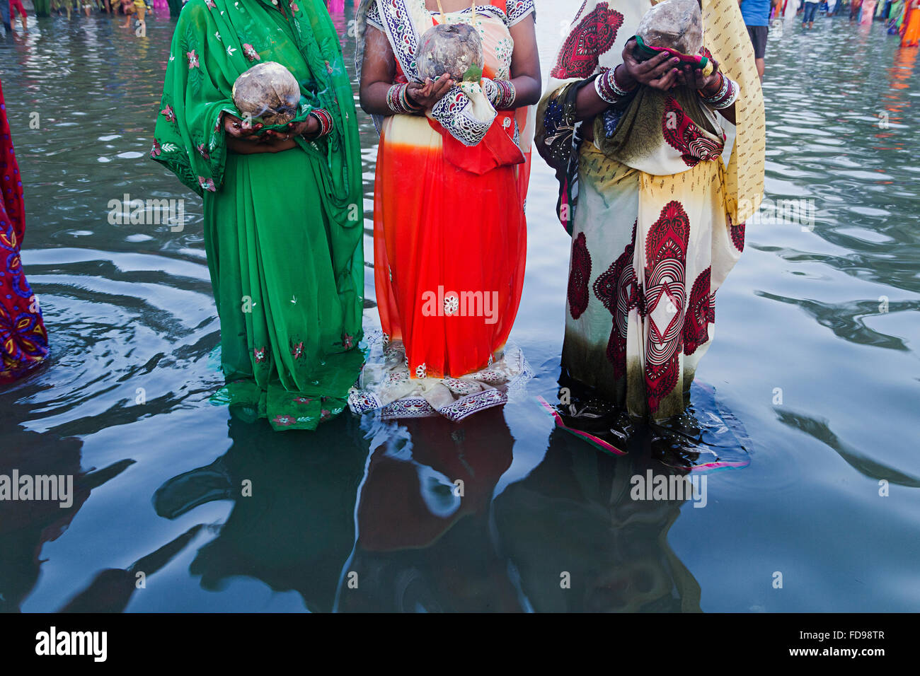 3 Adult Womans Chhath Pooja Festival River culto permanente Foto Stock