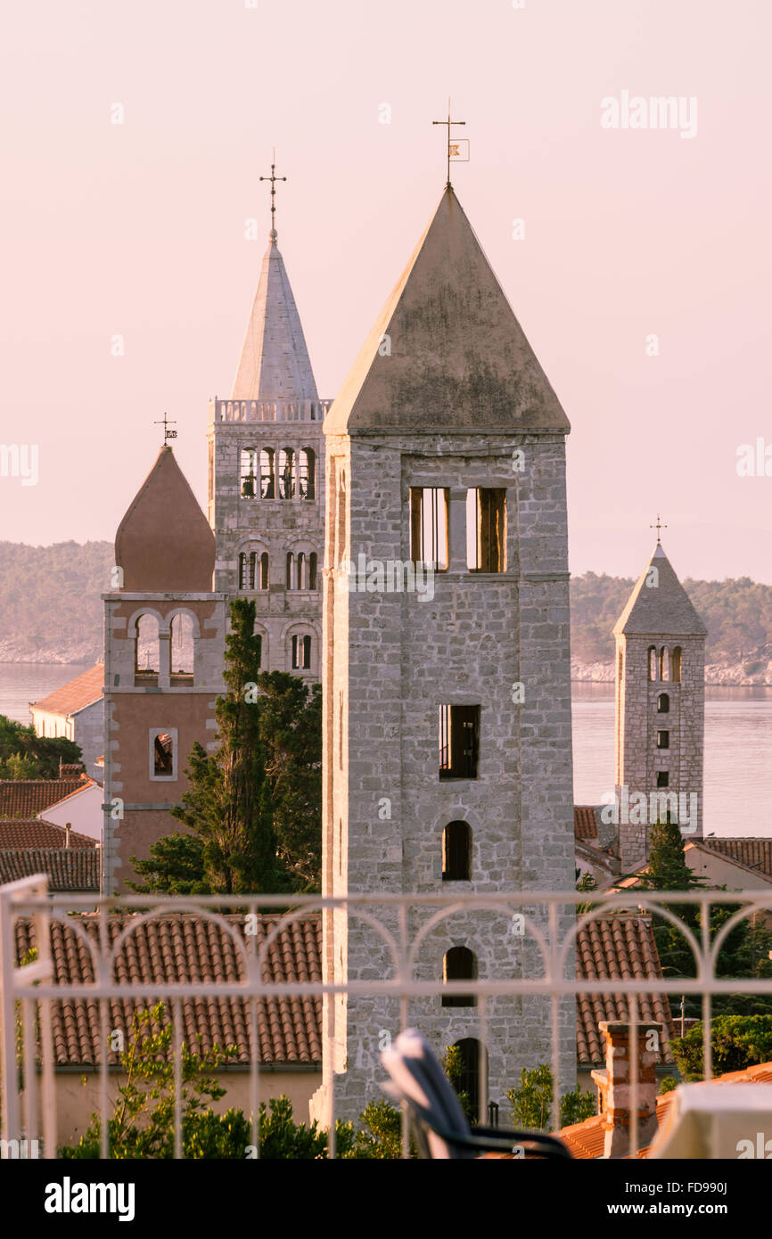 Vista della città di Arbe, Croato località turistica famosa per i suoi quattro campanili. Foto Stock
