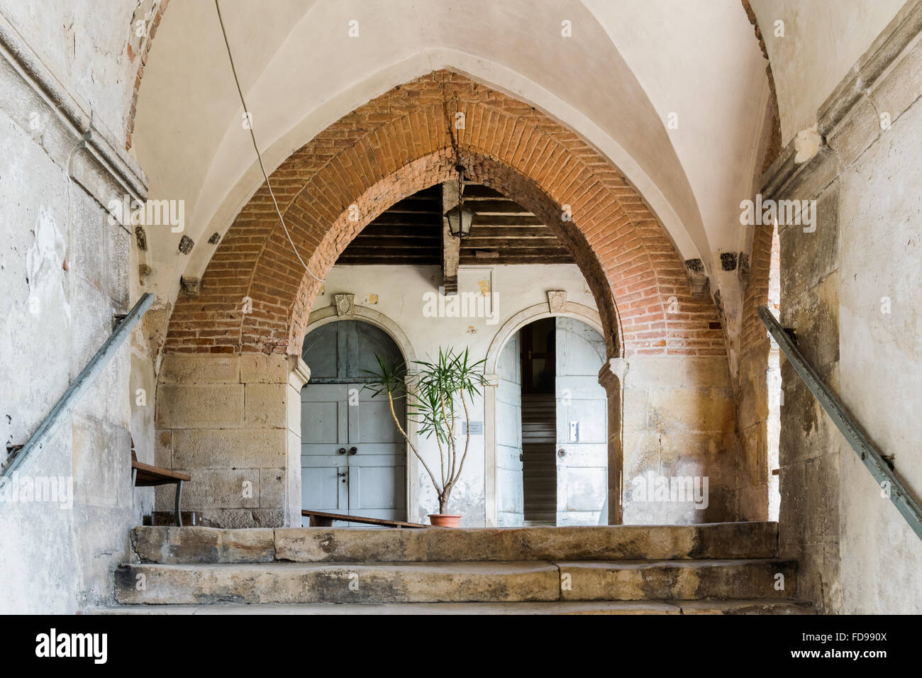 Mattone arco ogivale in un ex monastero benedettino. Foto Stock
