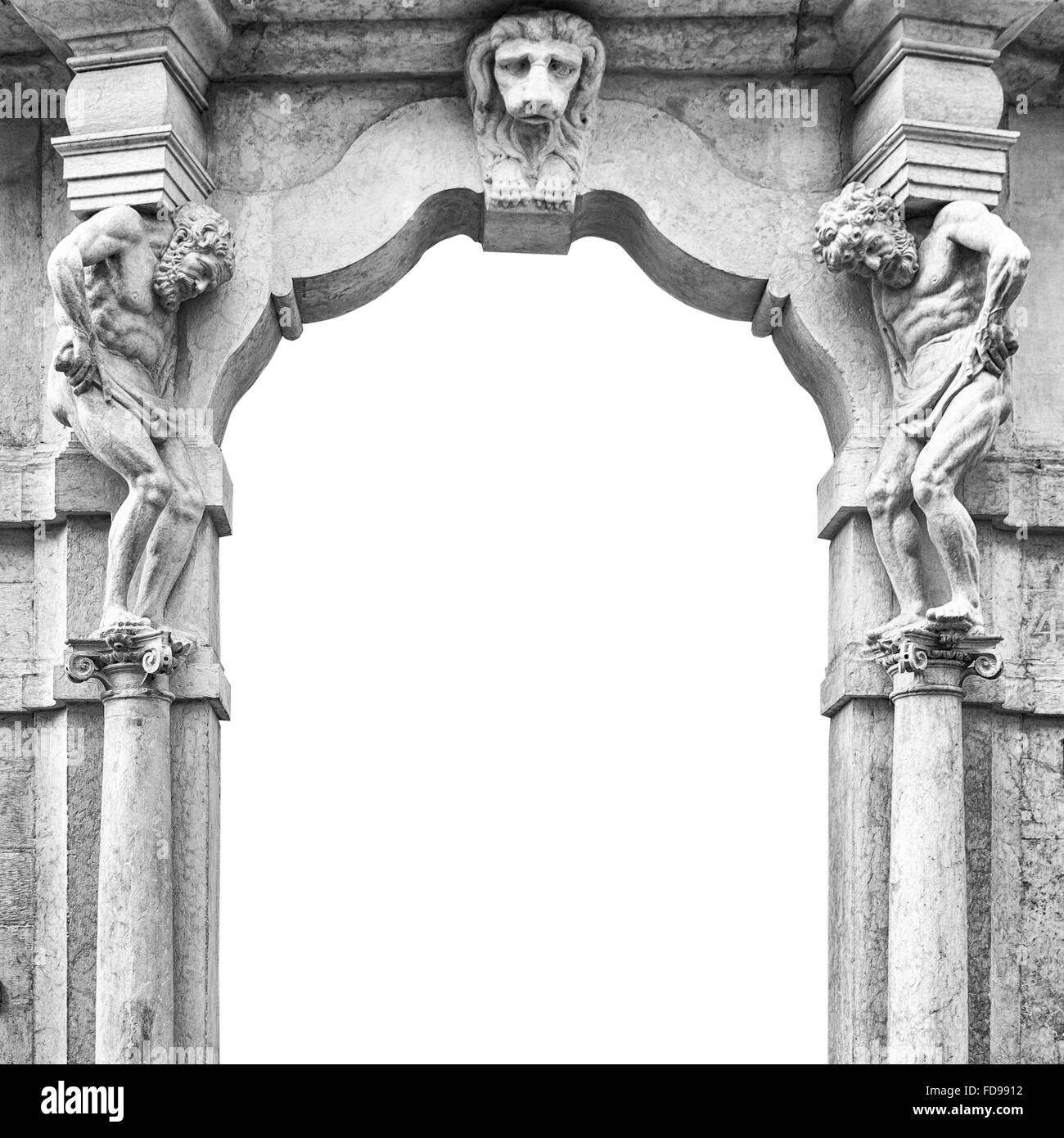 Bianco vecchia entrata in pietra con statue che supportano le colonne laterali. Foto Stock