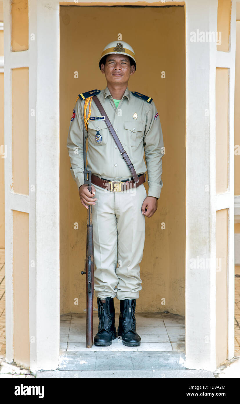 Soldato cambogiano si erge a guardia di attenzione al Royal Palace Foto Stock