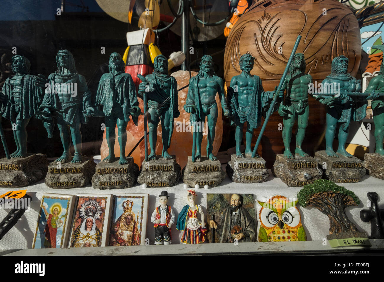 Modelli di souvenir delle statue della Menceys o Guanche Re che governarono Tenerife prima della conquista spagnola nella Plaza a Ca Foto Stock