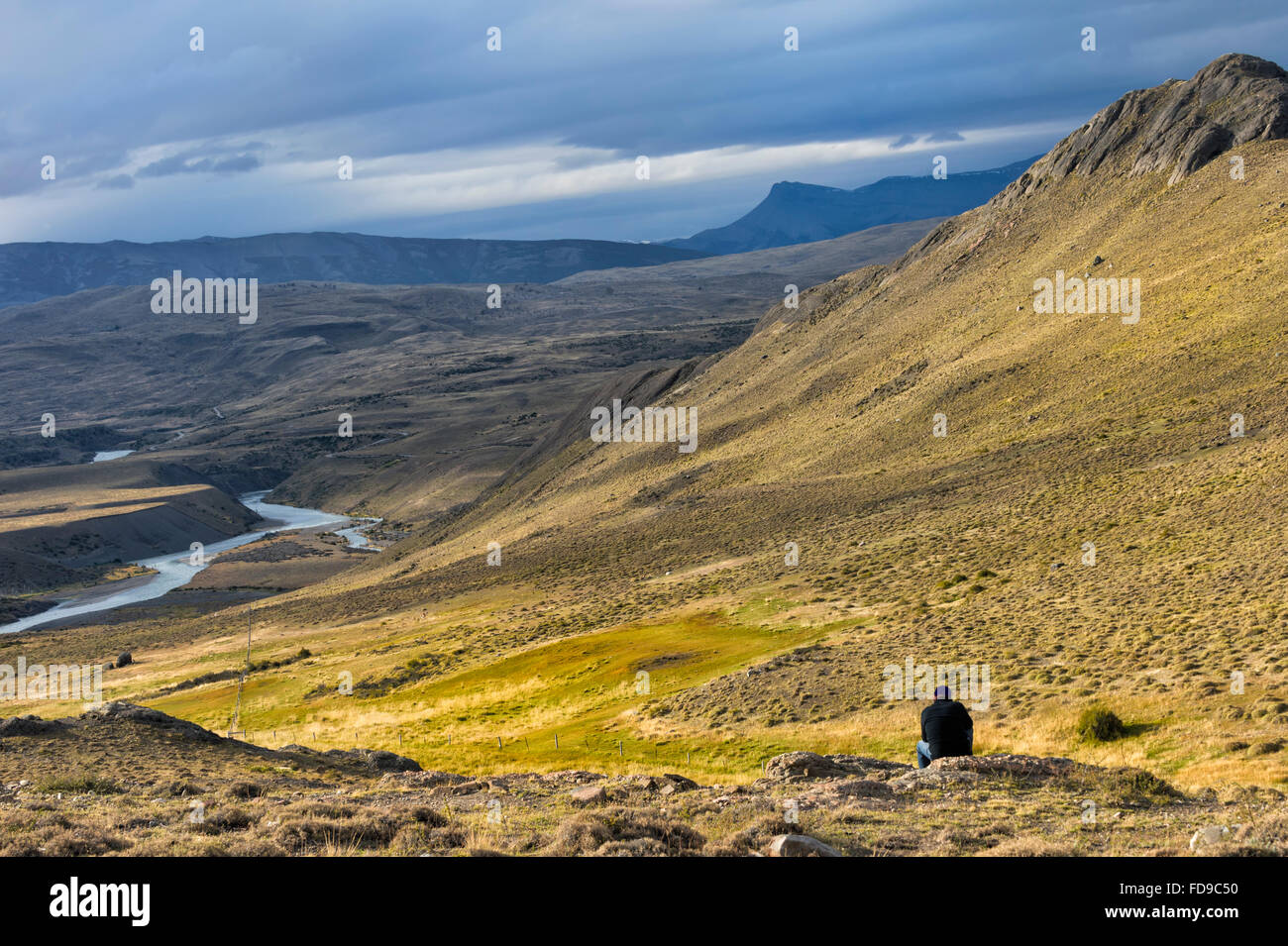 Uomo che guarda oltre il panorama del Parco Nazionale di Torres del Paine Patagonia cilena, Cile Foto Stock