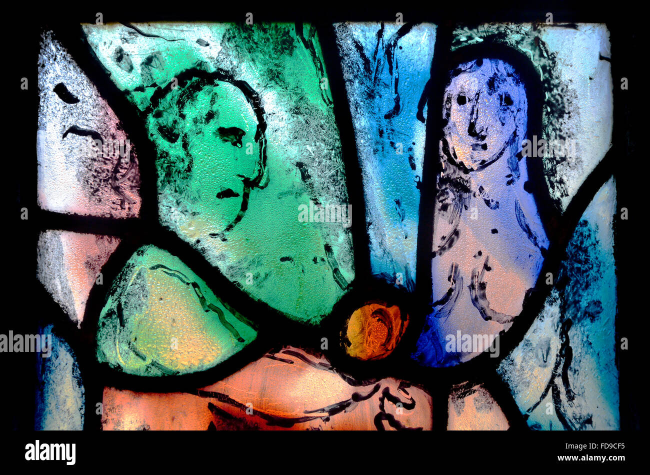 Tudeley, Tonbridge, Kent, Regno Unito. Chiesa di tutti i Santi. Vetrate di Marc Chagall - Vigilia offre Adam il frutto proibito. Foto Stock