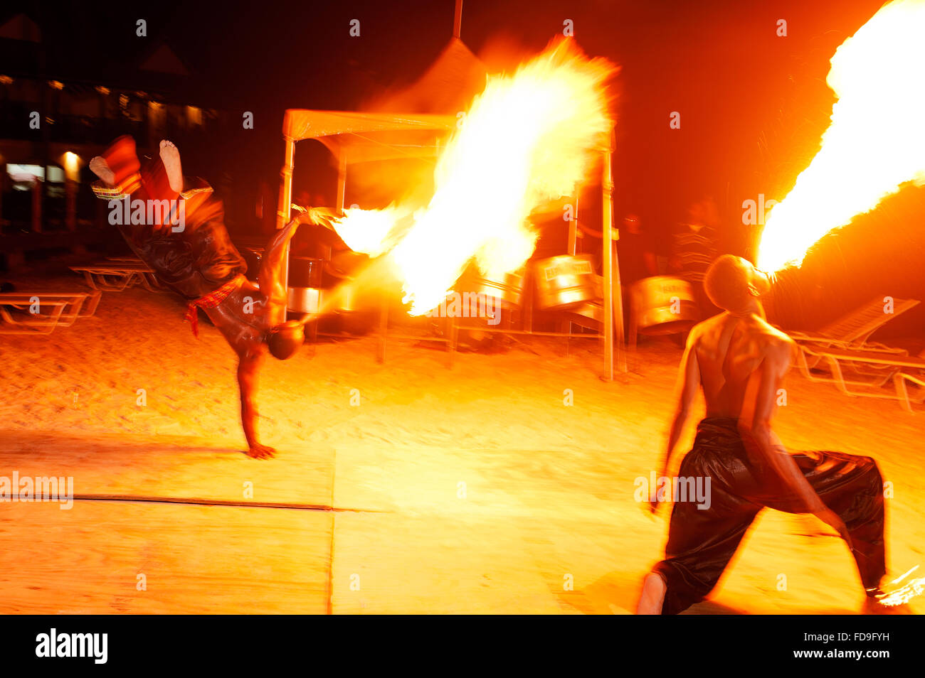 Tubi espulsori di fiamma eseguire sulla spiaggia di notte, Santa Lucia, Piccole Antille, dei Caraibi Foto Stock