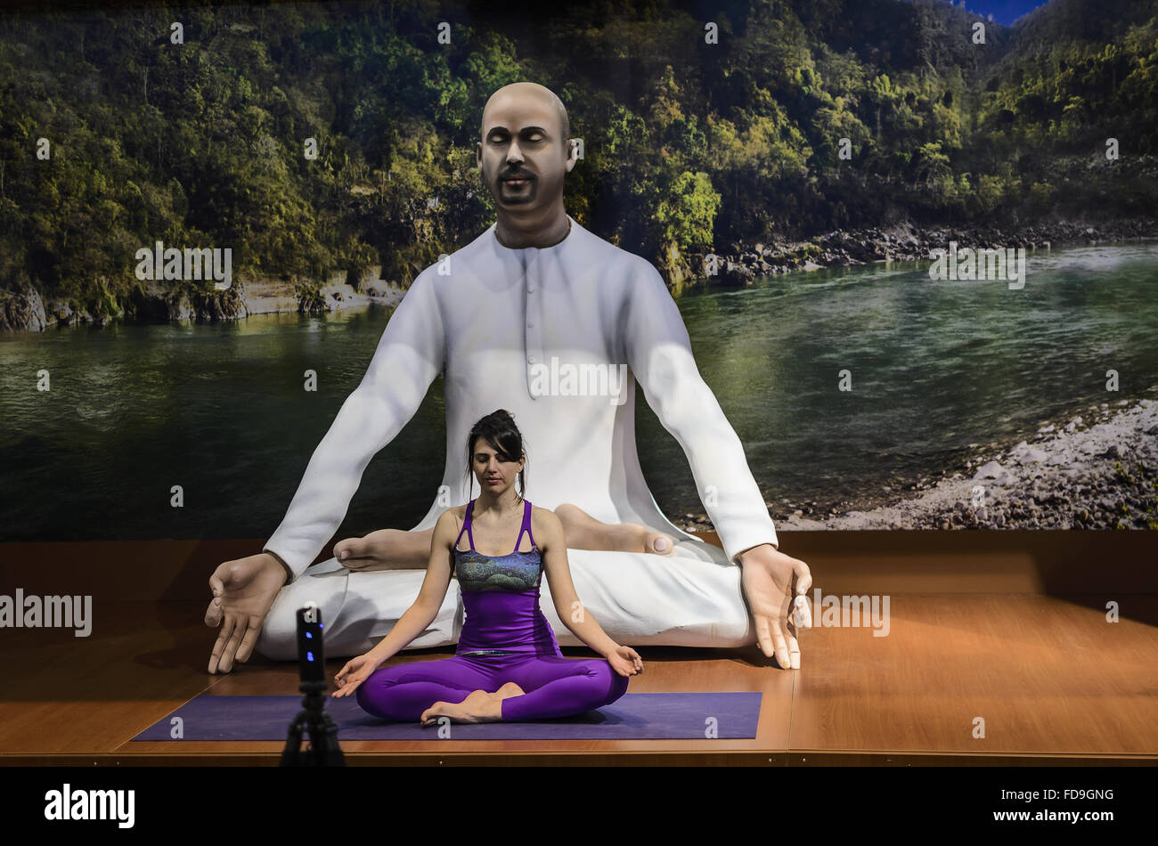 Una donna a praticare yoga in fiera Fitur, Madrid, Spagna Foto Stock