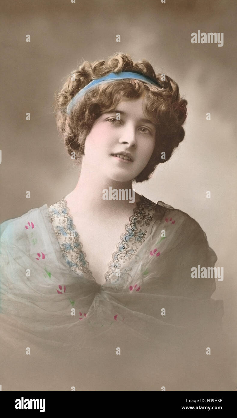 Colorate a mano seppia cartolina di un ritratto di una bella donna edoardiana. Foto Stock