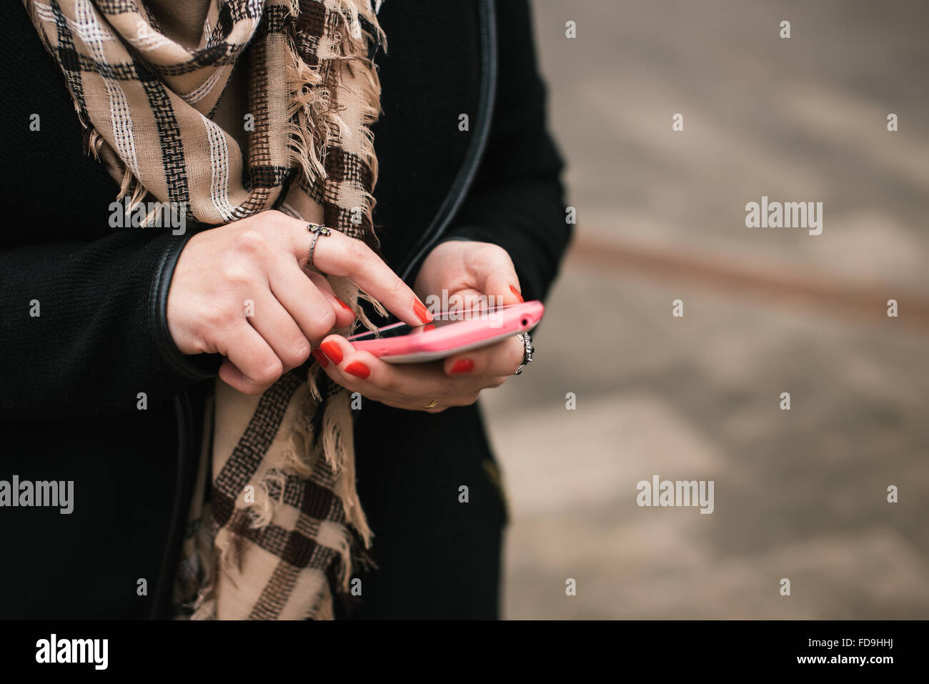 Close-up di donna di mano tramite telefono cellulare Foto Stock